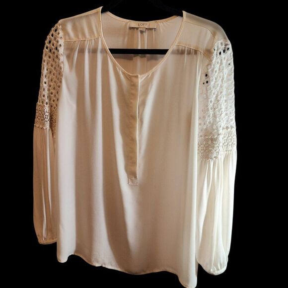 LOFT IVORY BELL SLEEVE TUNIC SIZE MEDIUM WITH LACE DETAIL ON SLEEVES RELAXED FIT - Picture 1 of 8